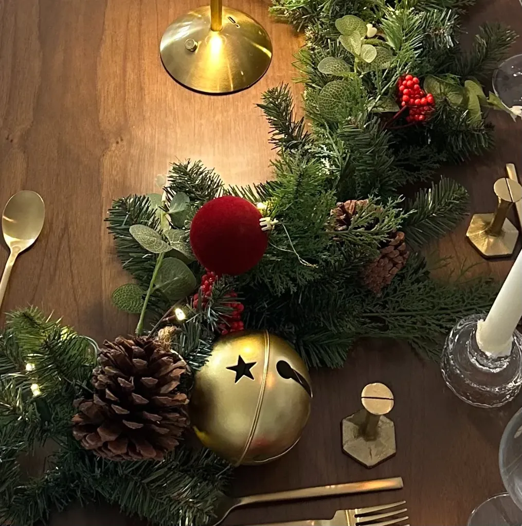 Guirnalda de Pino con Bayas verdes y Rojas c/ luz